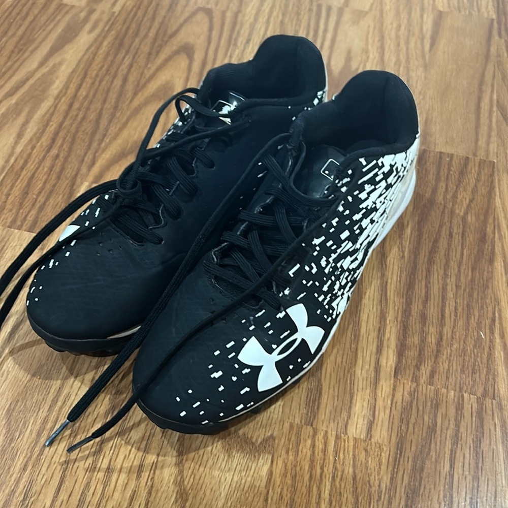 Men’s size 9 UA baseball cleats..EUC